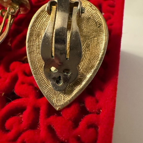 ⚜️3 for $30⚜️ Vintage Tear Drop Clip On Stud Earring (Black Cabochon) - Picture 6 of 9